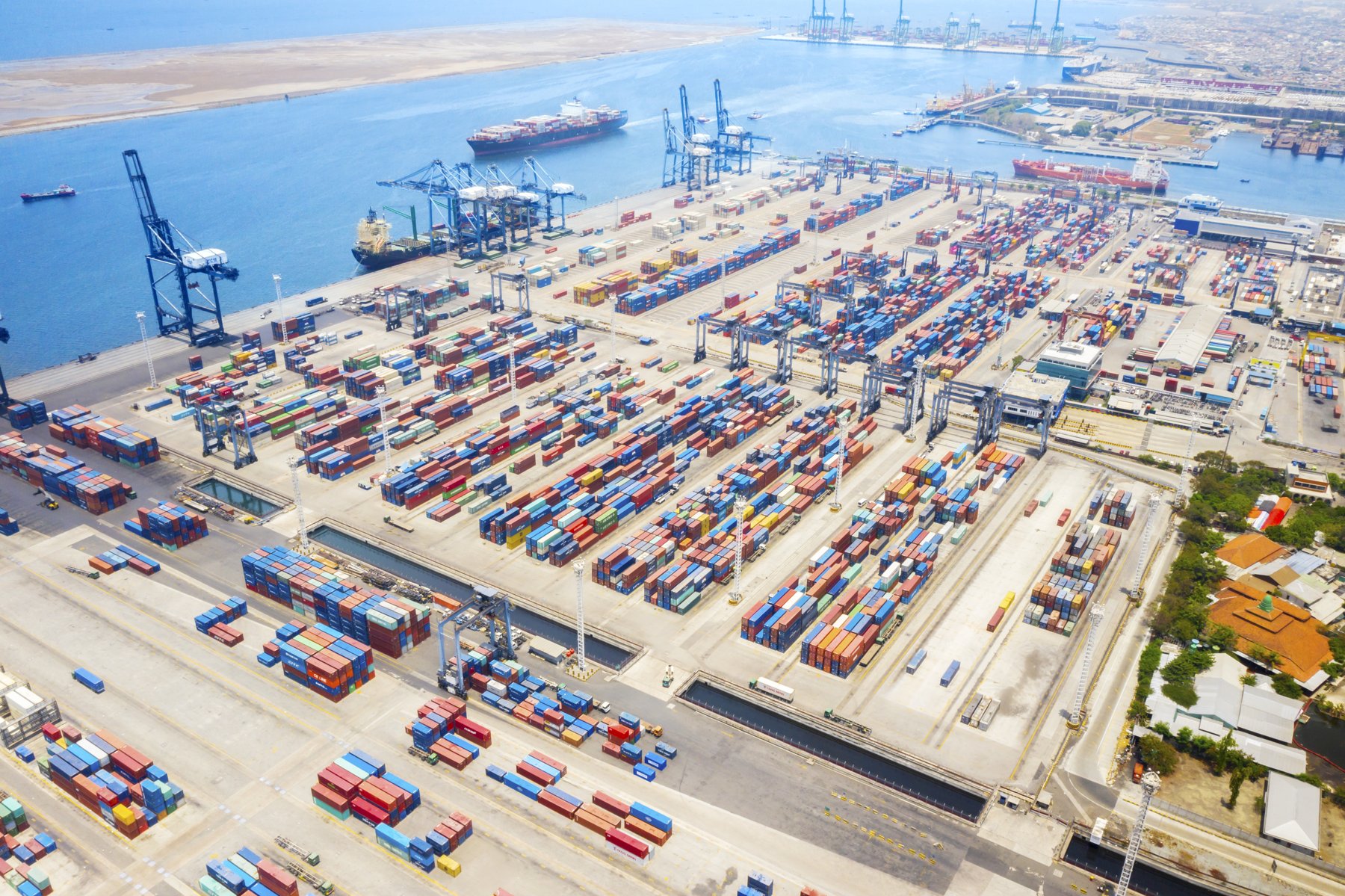 Container terminal and cargo ships